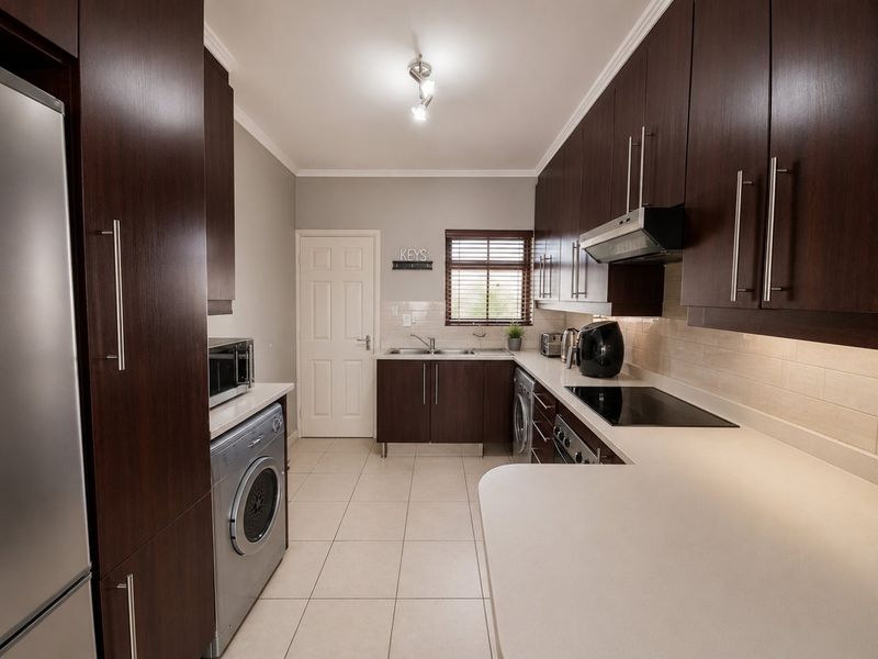 Greenstone Hill apartment with Balcony and lovely views. - Photo 2