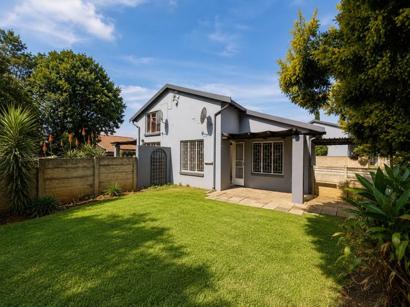 Neat Eden Glen Townhouse with secure garden. - Photo 10