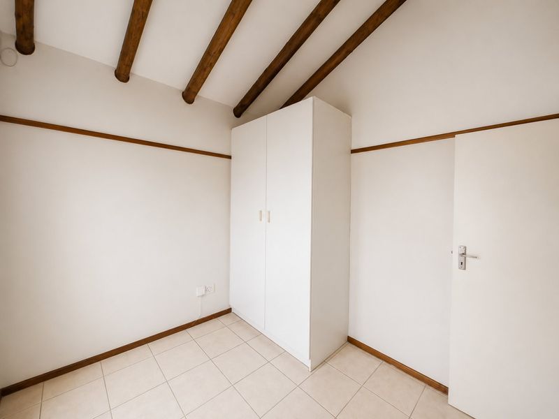 Neat Eden Glen Townhouse with secure garden. - Photo 9