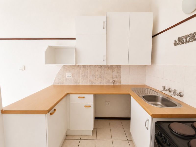 Neat Eden Glen Townhouse with secure garden. - Photo 3