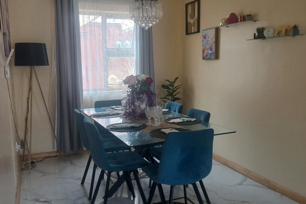 Modern freestanding  3 bedroom family home in excellent condition, with a erf size of 450sqm plot size,   close to all amenities - Photo 5