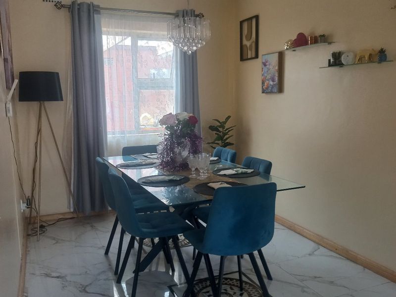 Modern freestanding  3 bedroom family home in excellent condition, with a erf size of 450sqm plot size,   close to all amenities - Photo 5