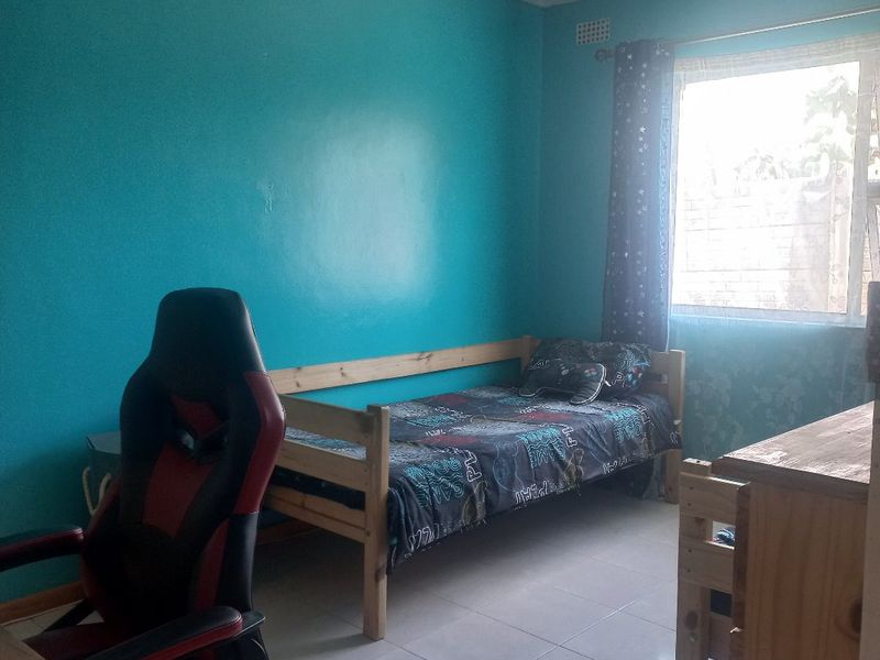 Modern freestanding  3 bedroom family home in excellent condition, with a erf size of 450sqm plot size,   close to all amenities - Photo 9