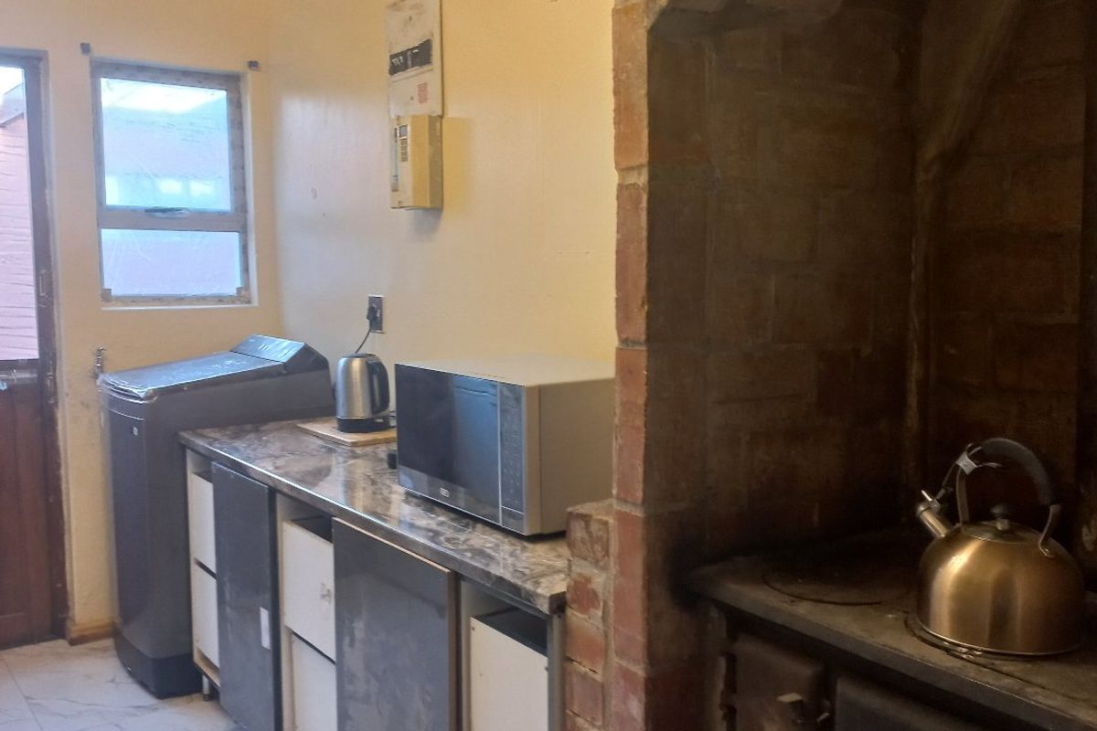 Modern freestanding  3 bedroom family home in excellent condition, with a erf size of 450sqm plot size,   close to all amenities - Photo 2