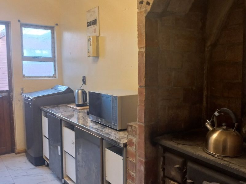 Modern freestanding  3 bedroom family home in excellent condition, with a erf size of 450sqm plot size,   close to all amenities - Photo 2