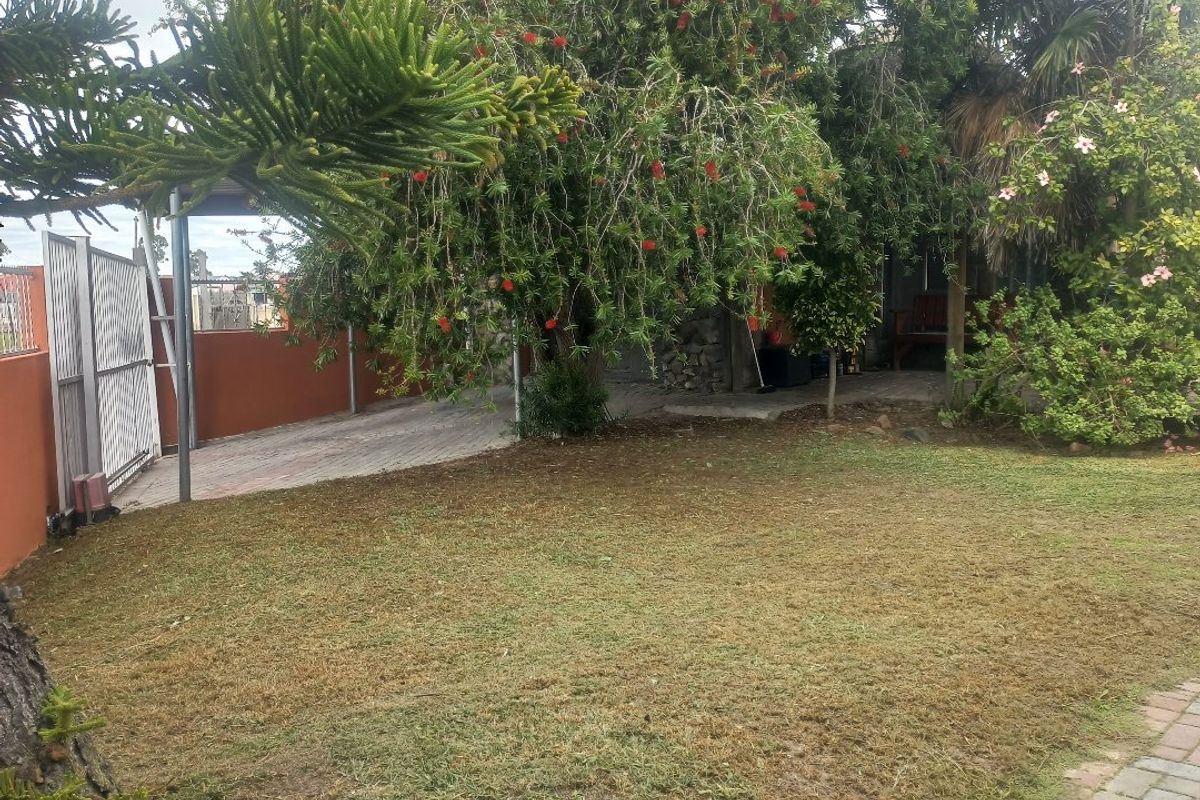 Modern freestanding  3 bedroom family home in excellent condition, with a erf size of 450sqm plot size,   close to all amenities - Photo 4