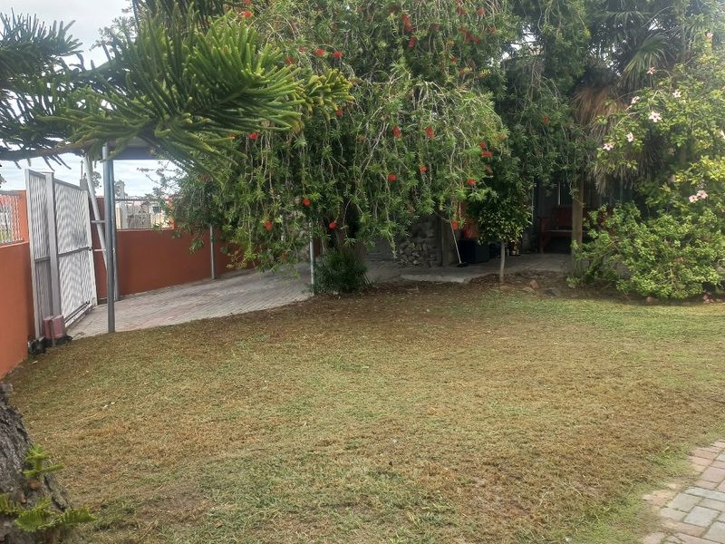 Modern freestanding  3 bedroom family home in excellent condition, with a erf size of 450sqm plot size,   close to all amenities - Photo 4