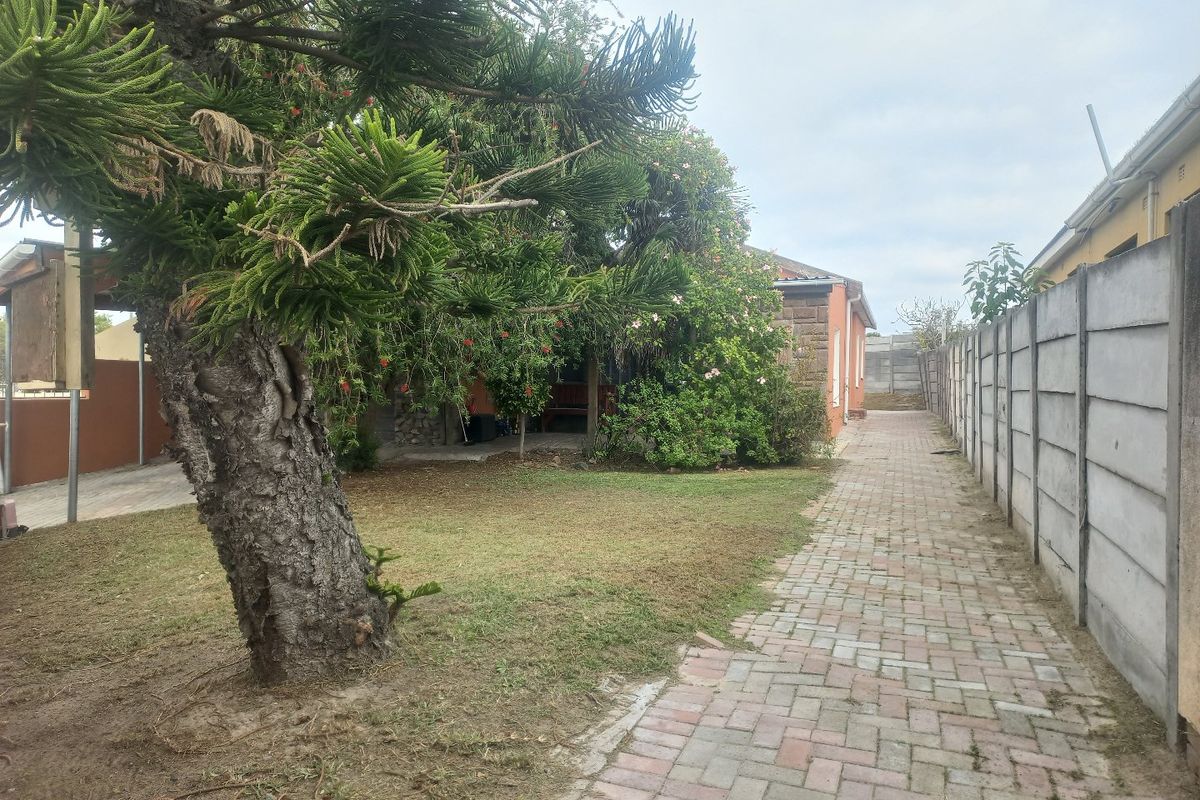 Modern freestanding  3 bedroom family home in excellent condition, with a erf size of 450sqm plot size,   close to all amenities - Photo 5