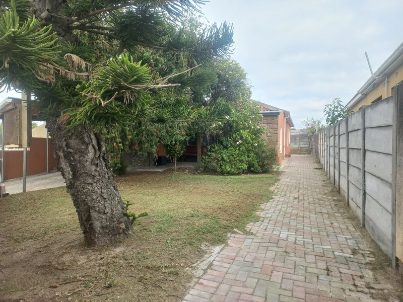 Modern freestanding  3 bedroom family home in excellent condition, with a erf size of 450sqm plot size,   close to all amenities - Photo 5
