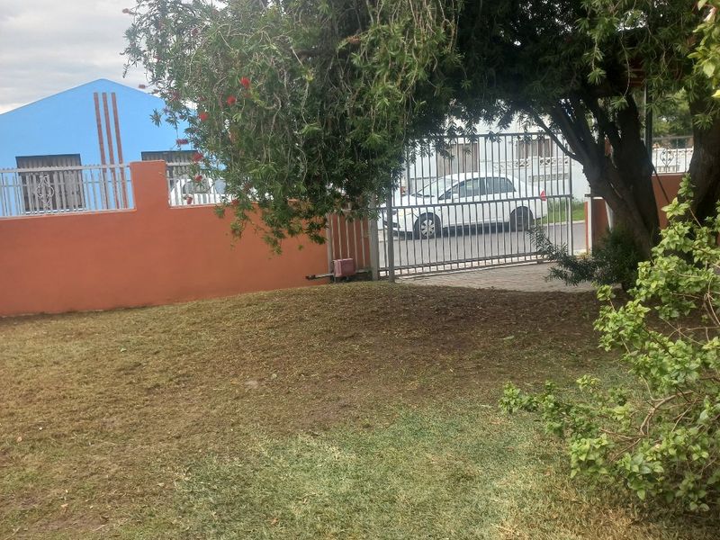 Modern freestanding  3 bedroom family home in excellent condition, with a erf size of 450sqm plot size,   close to all amenities - Photo 6
