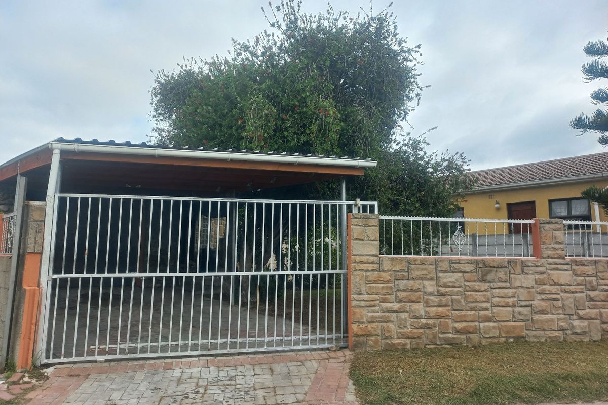 Modern freestanding  3 bedroom family home in excellent condition, with a erf size of 450sqm plot size,   close to all amenities - Photo 2