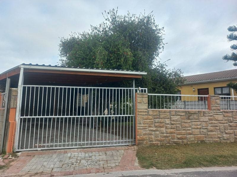 Modern freestanding  3 bedroom family home in excellent condition, with a erf size of 450sqm plot size,   close to all amenities - Photo 2
