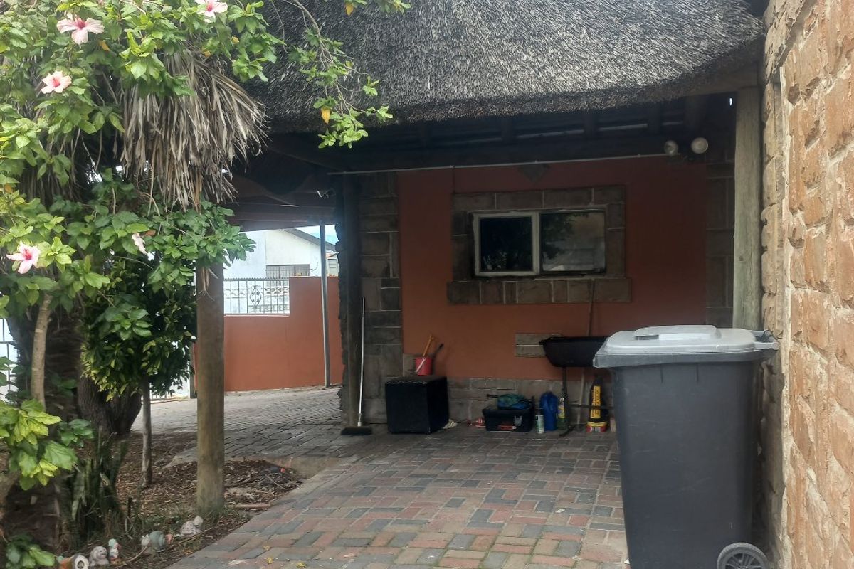 Modern freestanding  3 bedroom family home in excellent condition, with a erf size of 450sqm plot size,   close to all amenities - Photo 3