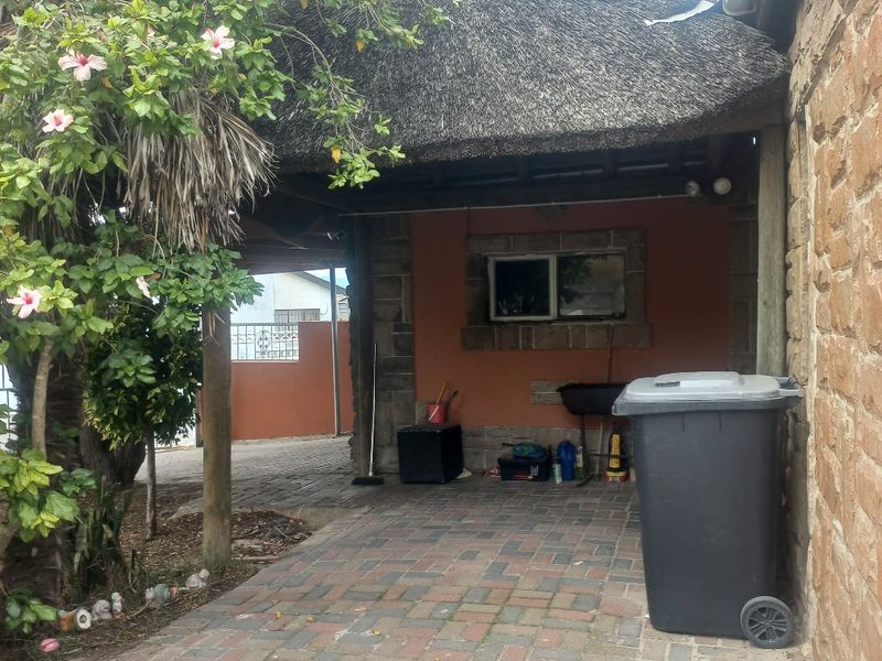 Modern freestanding  3 bedroom family home in excellent condition, with a erf size of 450sqm plot size,   close to all amenities - Photo 3