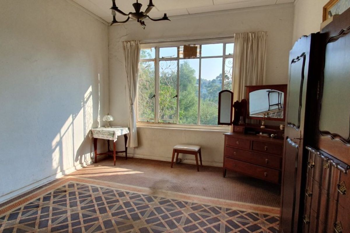 Grand Golf Course Living – Spacious 5 Bedroom Family Home with B&B Potential - Photo 4