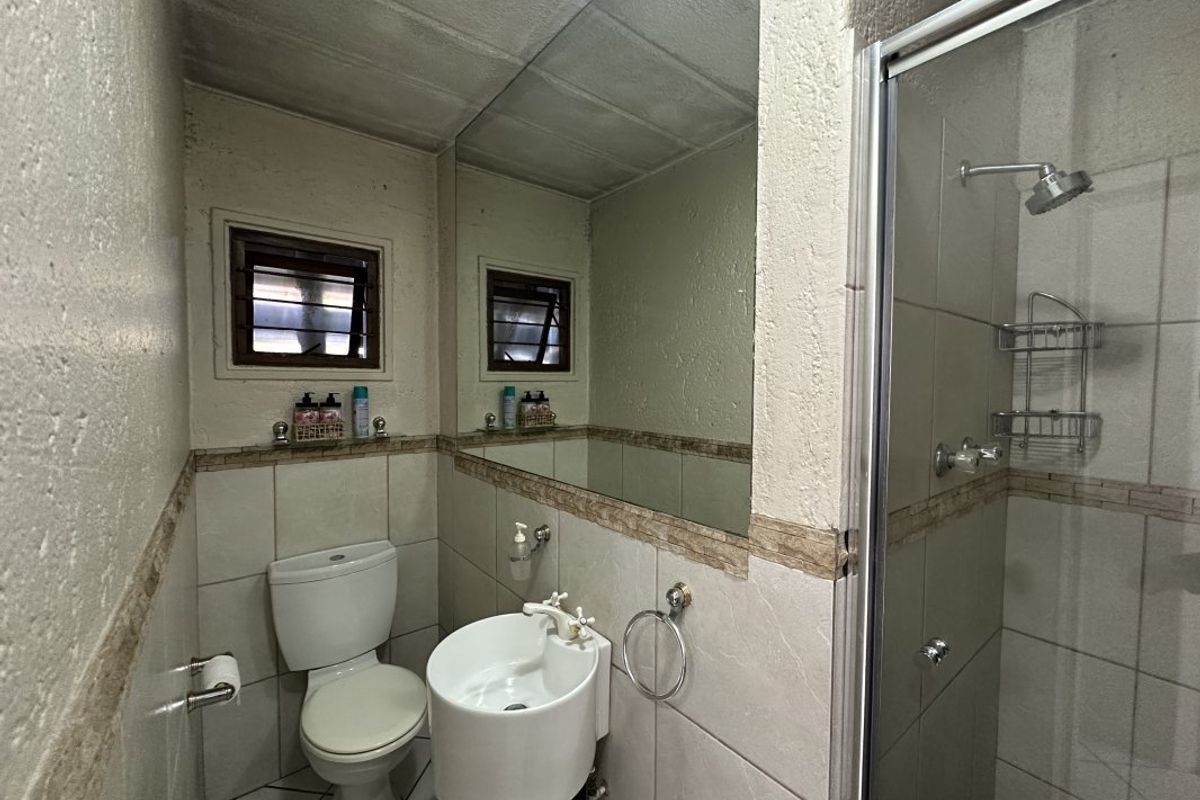 Stylish & Spacious 2 Bedroom Flat with Private Garden - Photo 4
