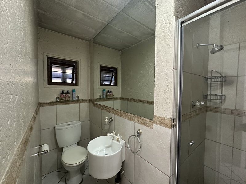 Stylish & Spacious 2 Bedroom Flat with Private Garden - Photo 4