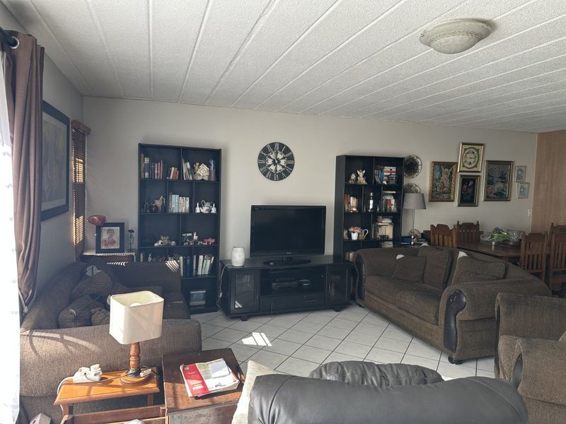 Stylish & Spacious 2 Bedroom Flat with Private Garden - Photo 9