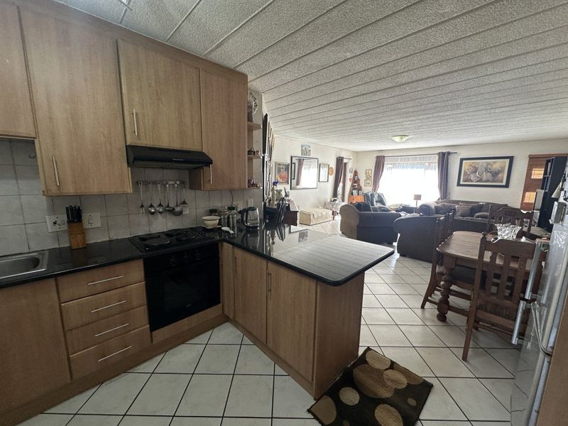 Stylish & Spacious 2 Bedroom Flat with Private Garden - Photo 8