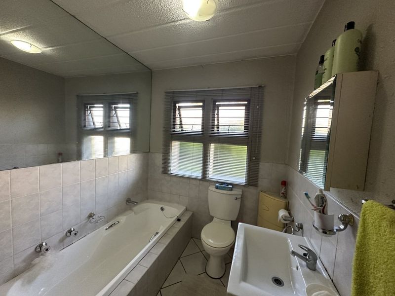 Stylish & Spacious 2 Bedroom Flat with Private Garden - Photo 6