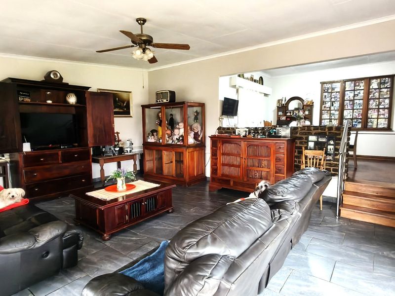 Charming Witpoortjie Home with Pool and Fibre - Photo 3