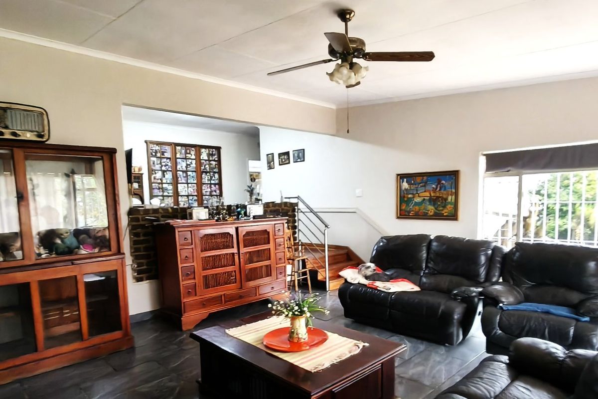 Charming Witpoortjie Home with Pool and Fibre - Photo 4