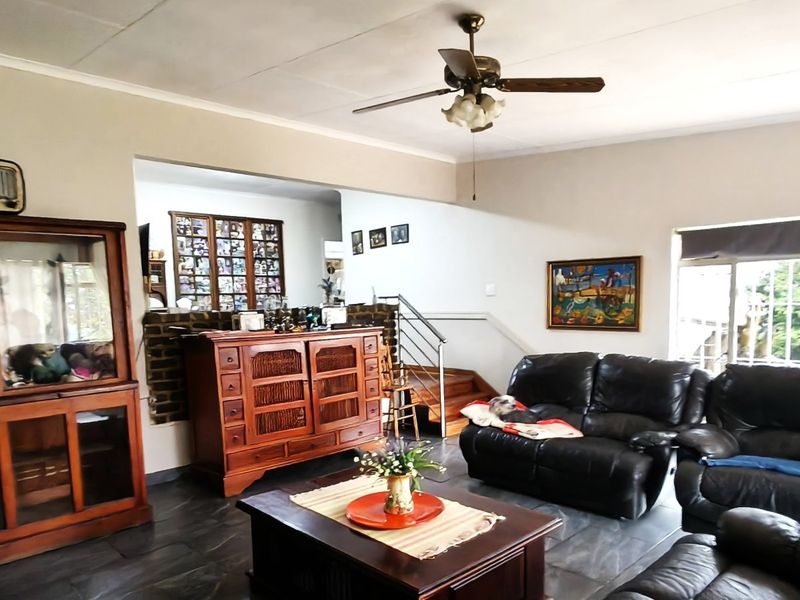 Charming Witpoortjie Home with Pool and Fibre - Photo 4