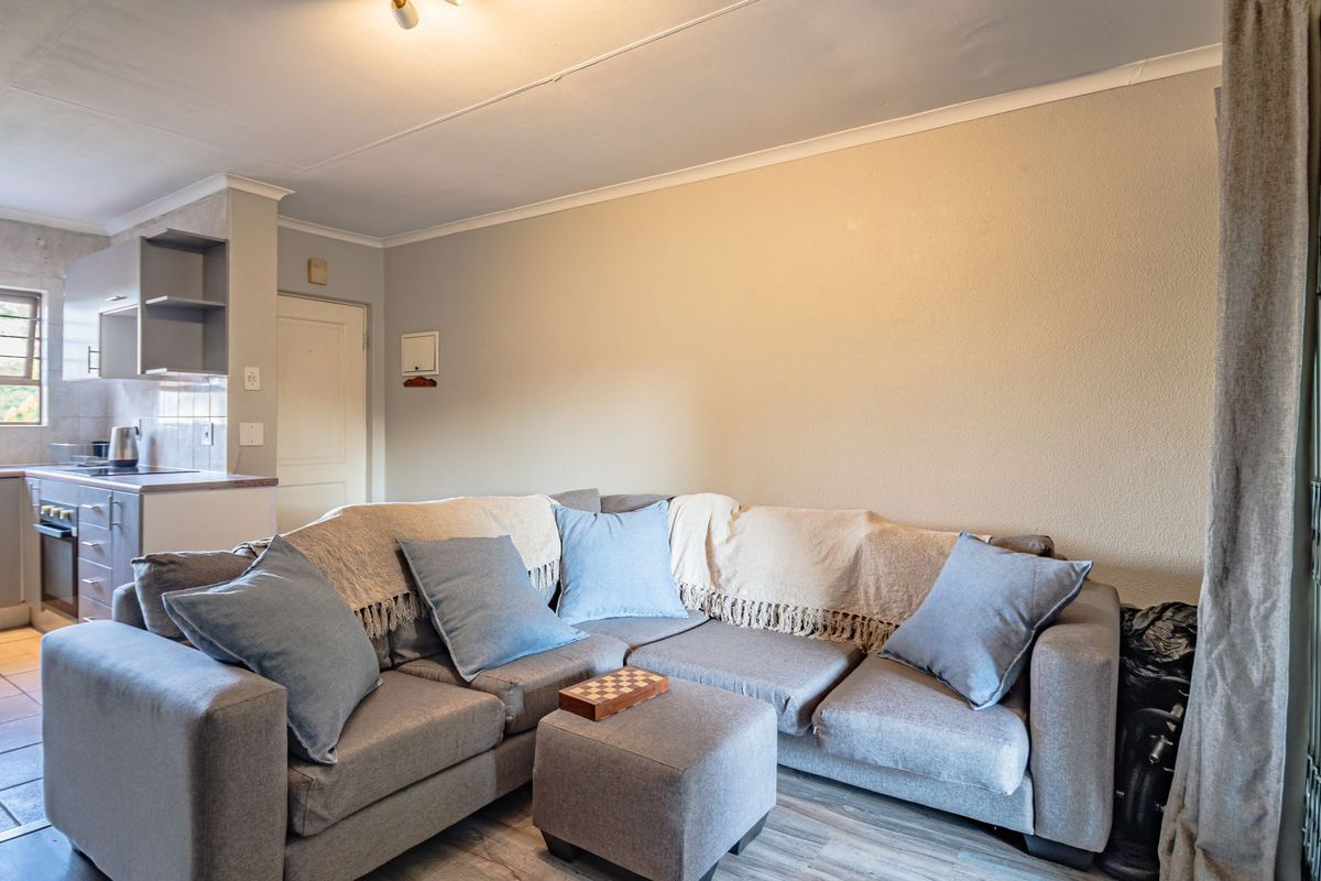 Neat and secure aprtment in the sought-after Dowerglen Ext 4 - Photo 2