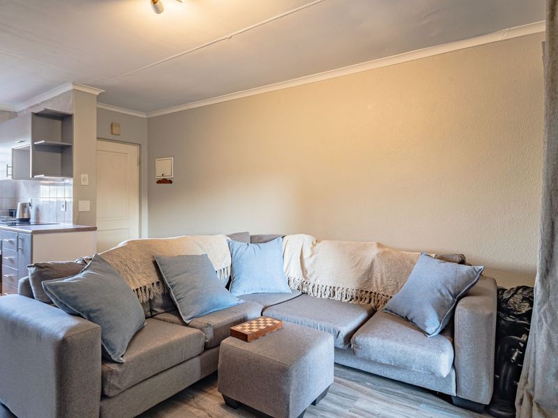 Neat and secure aprtment in the sought-after Dowerglen Ext 4 - Photo 2