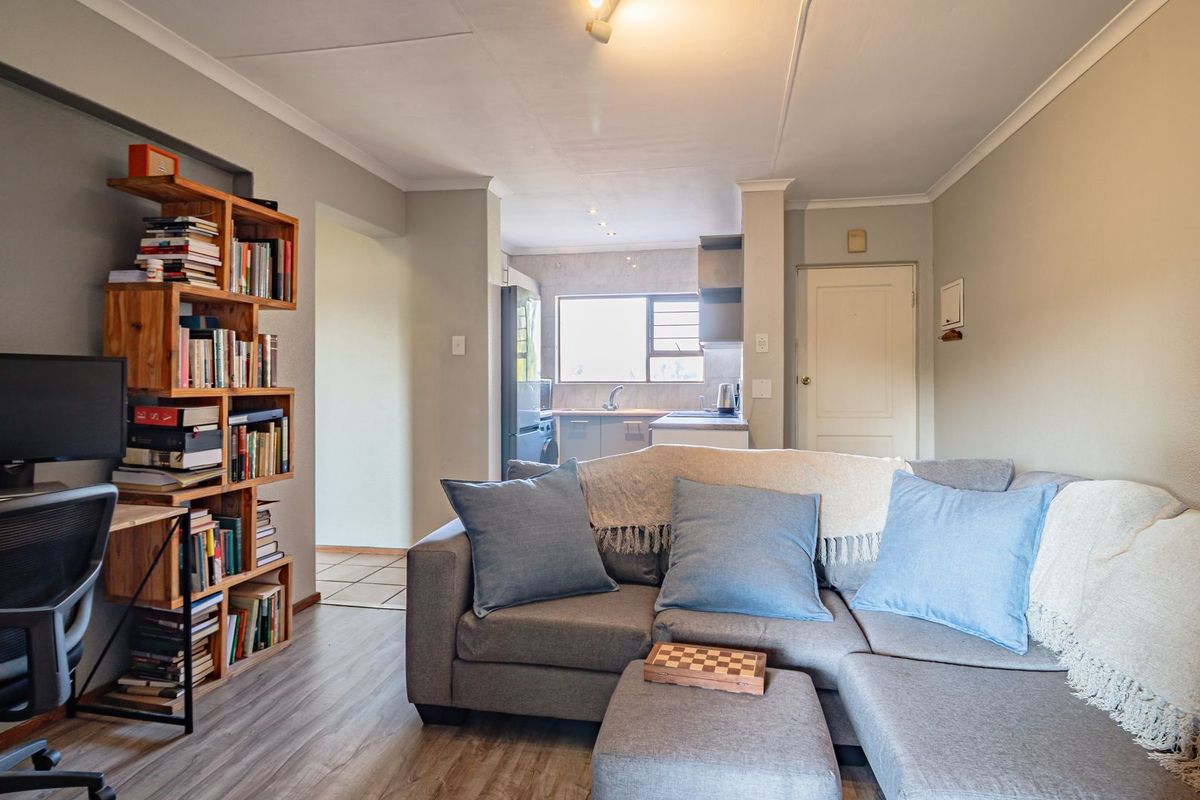 Neat and secure aprtment in the sought-after Dowerglen Ext 4 - Photo 3