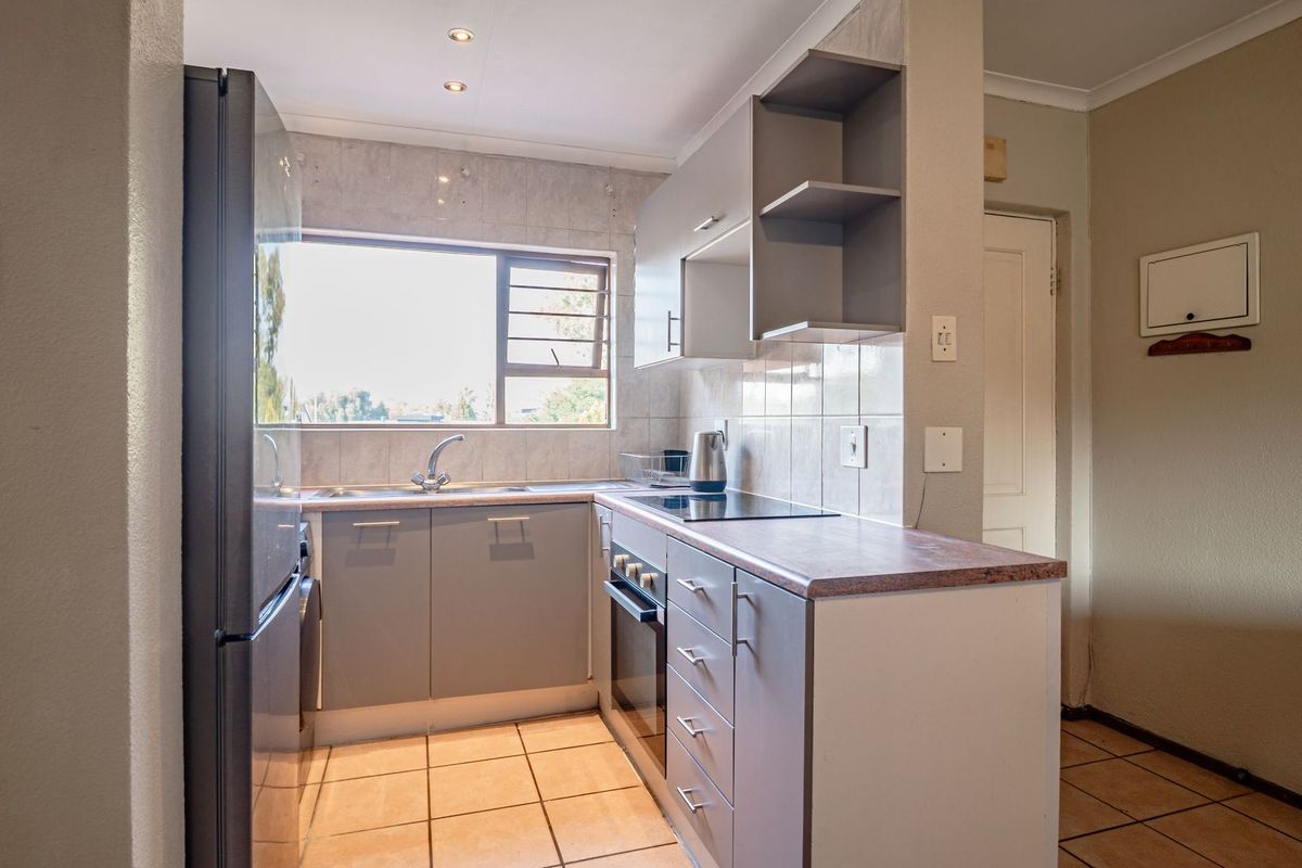 Neat and secure aprtment in the sought-after Dowerglen Ext 4 - Photo 5