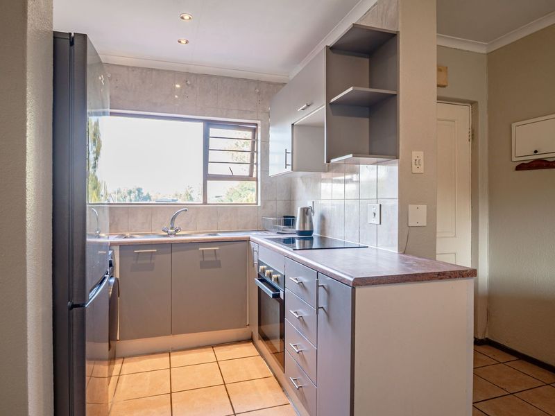 Neat and secure aprtment in the sought-after Dowerglen Ext 4 - Photo 5