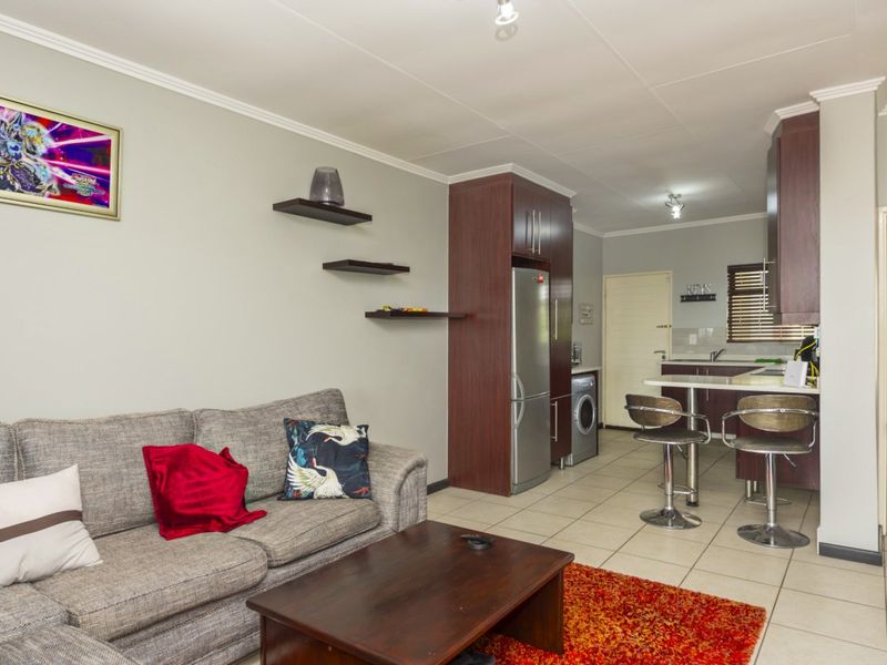 Immaculate 2-Bedroom Townhouse for Sale in Greenstone – Secure, Pet-Friendly Living - Photo 4