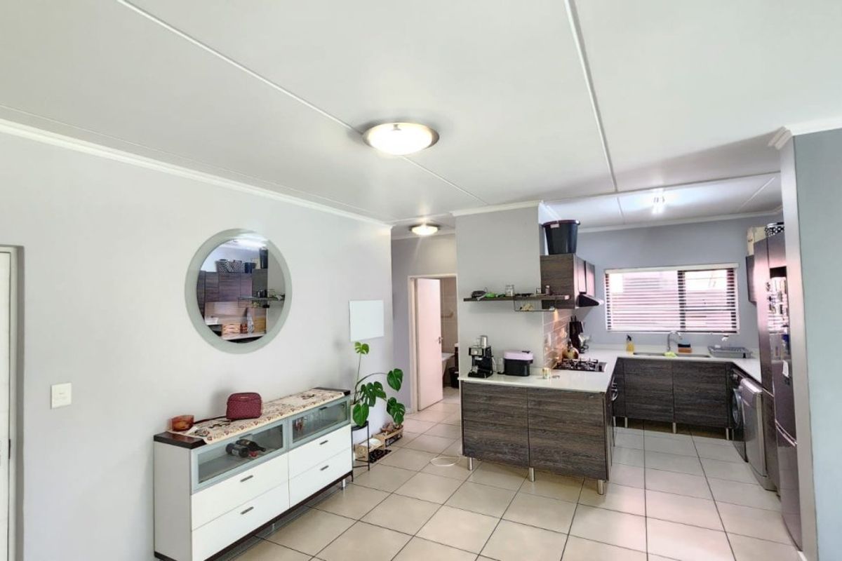 Stunning 3-Bedroom Townhouse for Sale in Greenstone – Border Unit with Private Garden - Photo 3