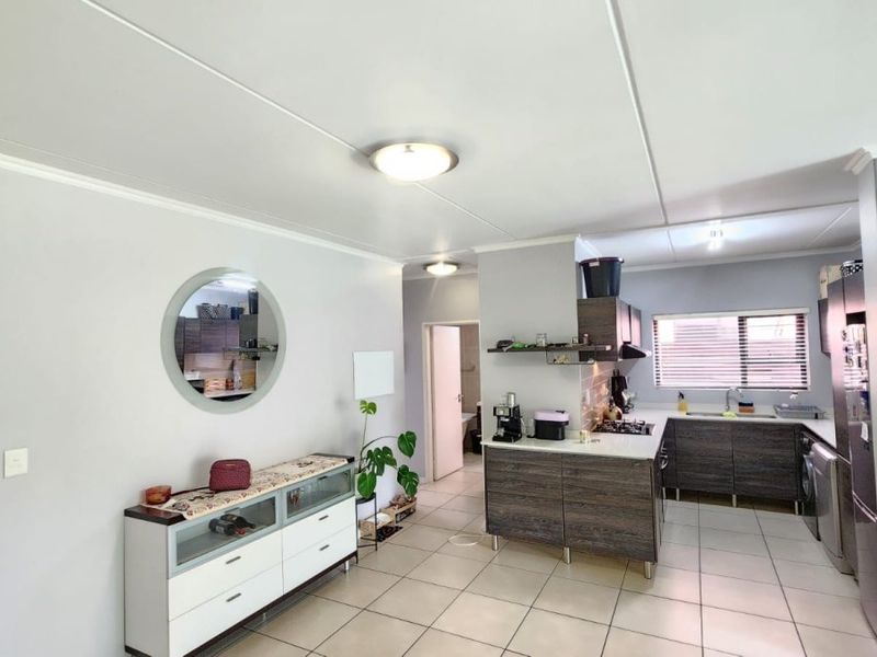 Stunning 3-Bedroom Townhouse for Sale in Greenstone – Border Unit with Private Garden - Photo 3