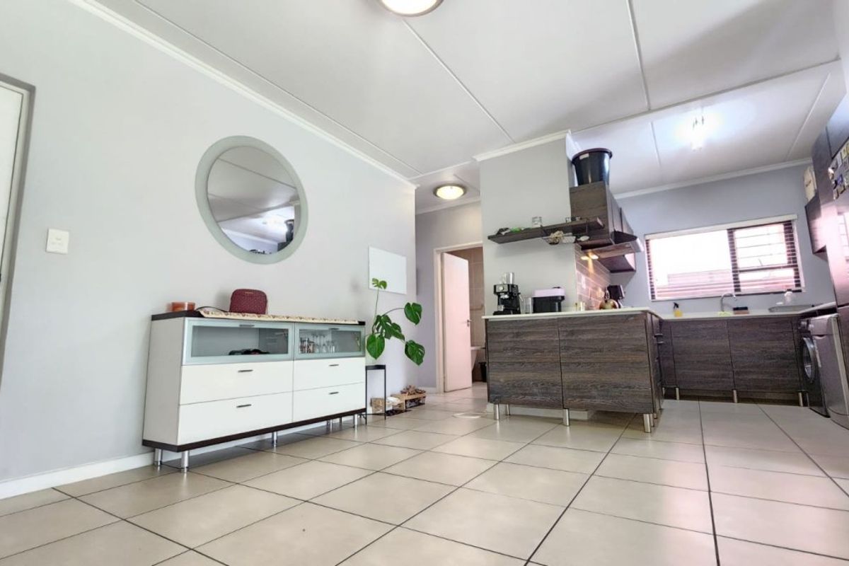 Stunning 3-Bedroom Townhouse for Sale in Greenstone – Border Unit with Private Garden - Photo 2