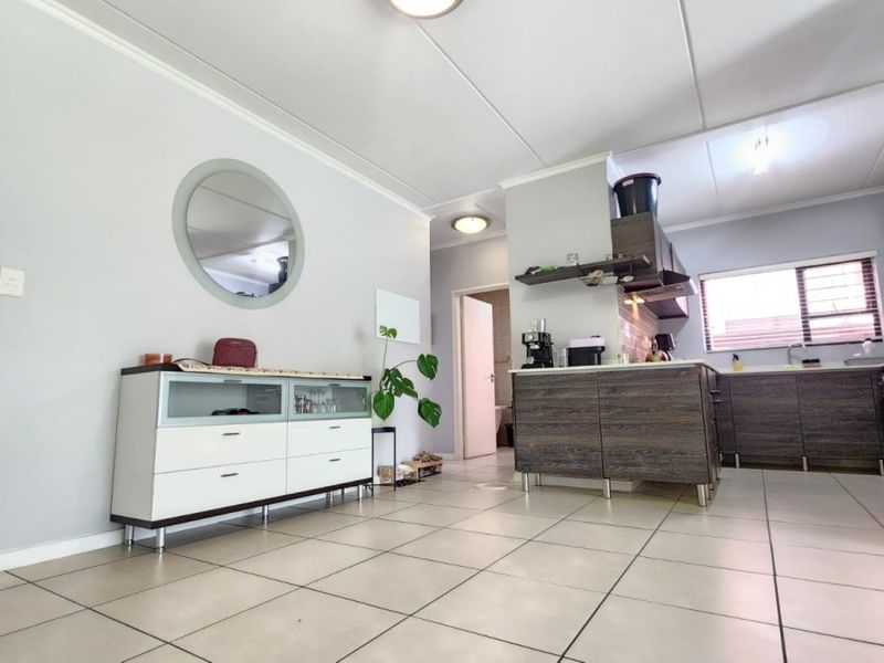 Stunning 3-Bedroom Townhouse for Sale in Greenstone – Border Unit with Private Garden - Photo 2