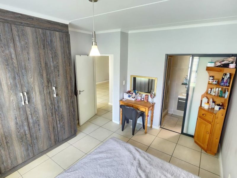 Stunning 3-Bedroom Townhouse for Sale in Greenstone – Border Unit with Private Garden - Photo 4