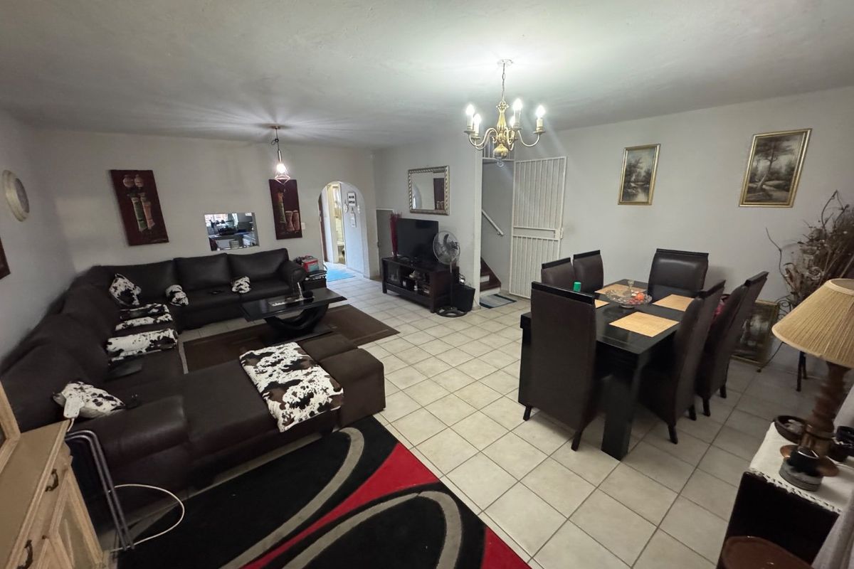 Elegant Family Townhouse in Wonderboom - Photo 2