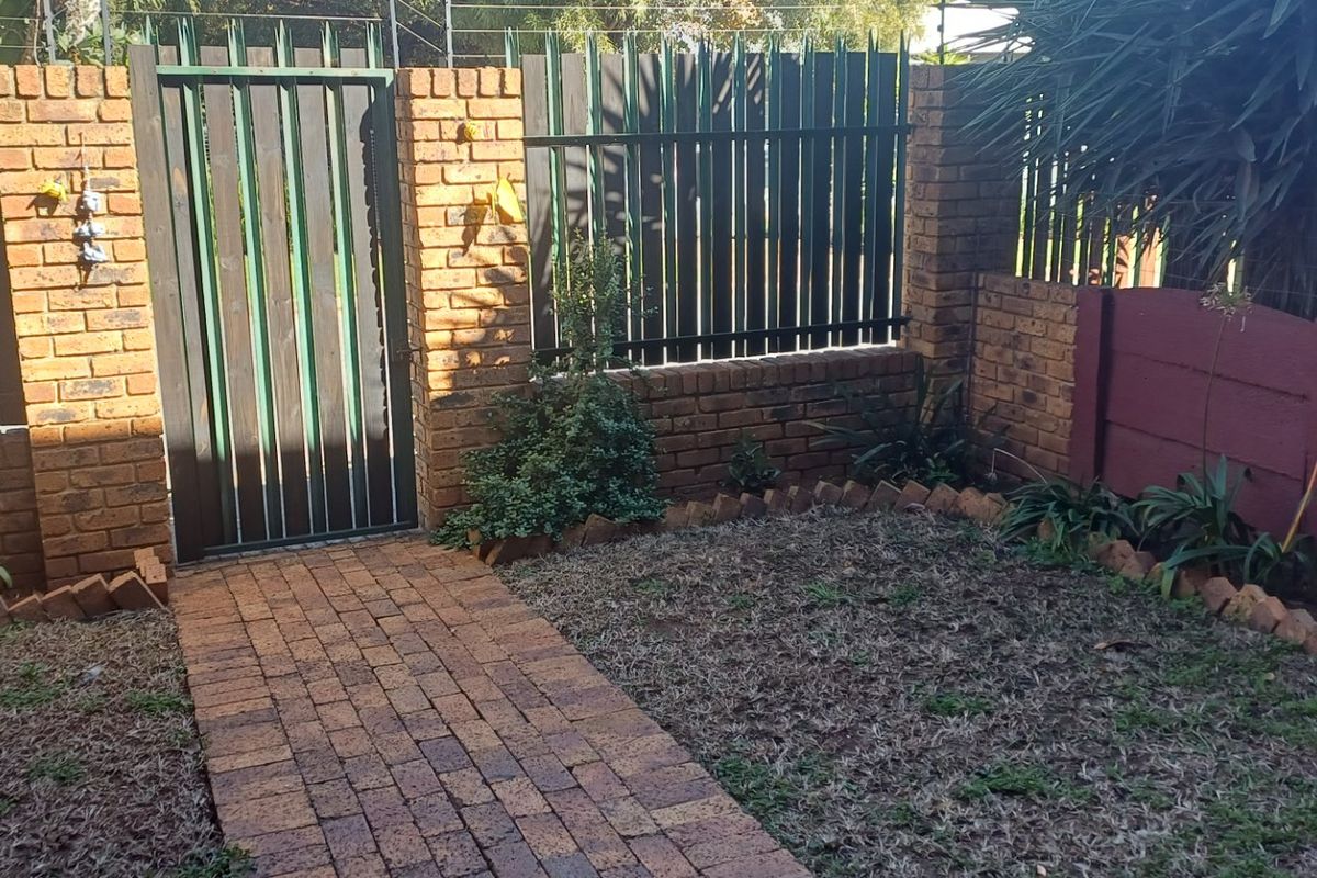 2 Bedroom Duplex Townhouse For Sale – Private Garden Living in a Secure Complex. - Photo 3