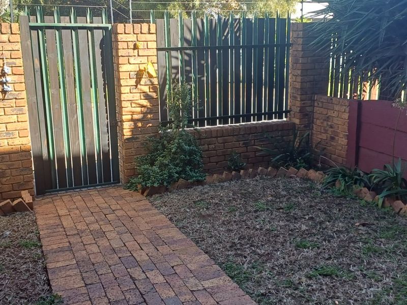 2 Bedroom Duplex Townhouse For Sale – Private Garden Living in a Secure Complex. - Photo 3
