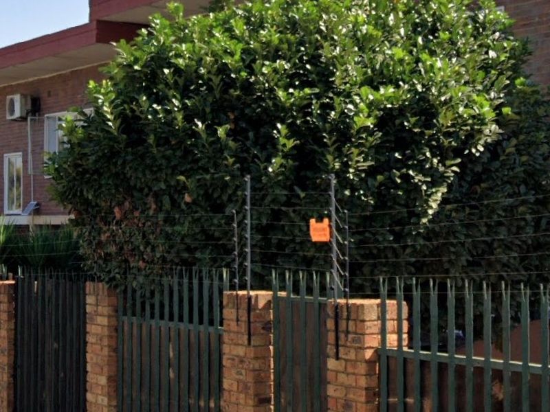 2 Bedroom Duplex Townhouse For Sale – Private Garden Living in a Secure Complex. - Photo 1