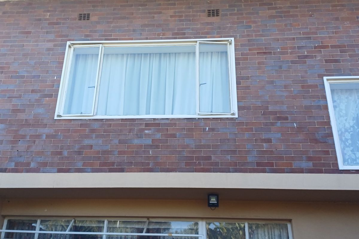 2 Bedroom Duplex Townhouse For Sale – Private Garden Living in a Secure Complex. - Photo 4