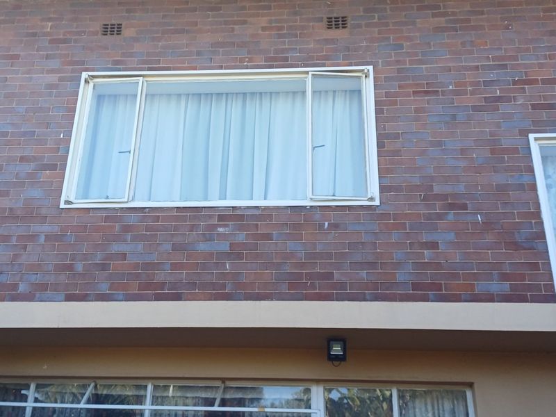 2 Bedroom Duplex Townhouse For Sale – Private Garden Living in a Secure Complex. - Photo 4