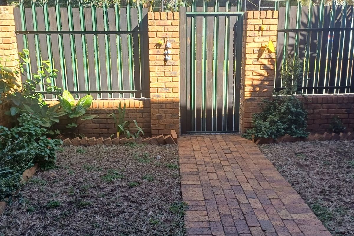 2 Bedroom Duplex Townhouse For Sale – Private Garden Living in a Secure Complex. - Photo 2