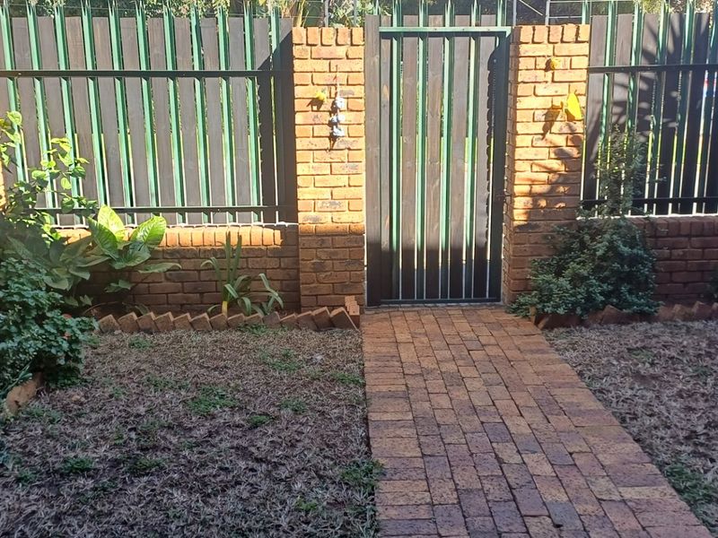 2 Bedroom Duplex Townhouse For Sale – Private Garden Living in a Secure Complex. - Photo 2