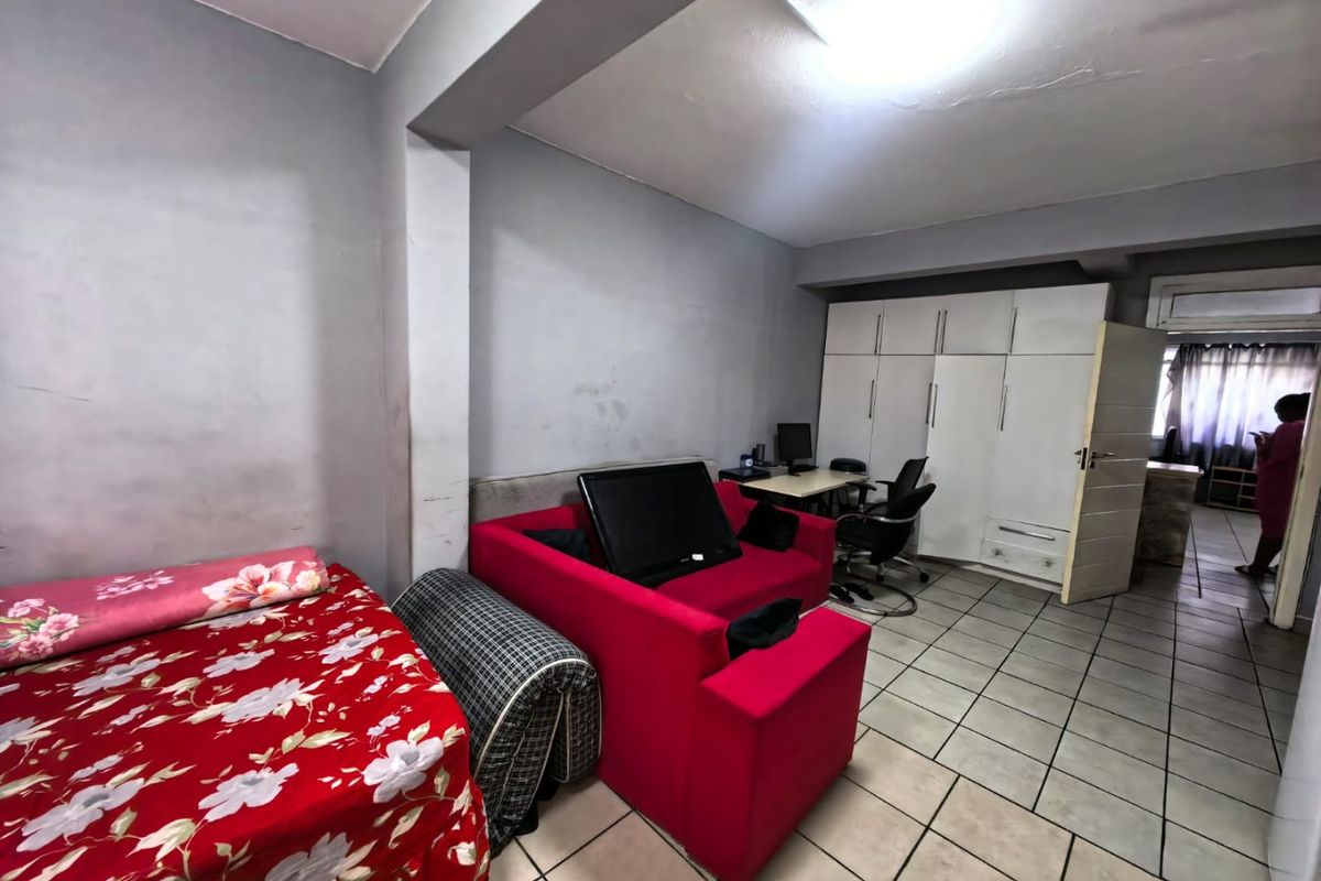 3 Bedrooms, 2 Bathrooms Apartment For Sale In Bulwer, Durban - Photo 4