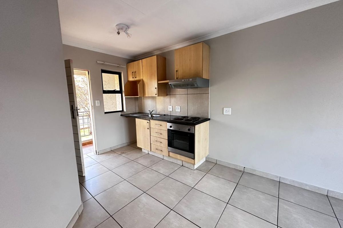Cozy 2-Bedroom Ground Floor Unit in Prime Location, Lakefield Stewards. - Photo 2