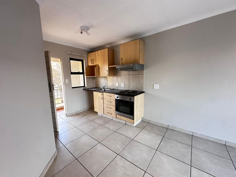 Cozy 2-Bedroom Ground Floor Unit in Prime Location, Lakefield Stewards. - Photo 2