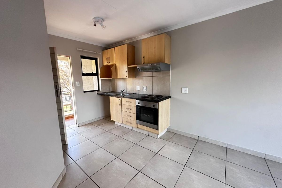 Cozy 2-Bedroom Ground Floor Unit in Prime Location, Lakefield Stewards. - Photo 3